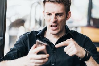 Když jsem byla v práci, manžel mi prohledal telefon. To, co objevil v galerii, změnilo náš vztah - Médium.cz